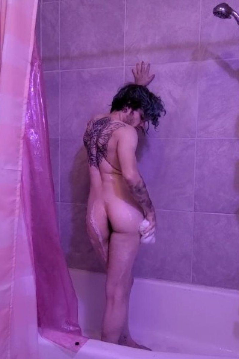 Shower Thots - Screenshot 1 of 4 - Bathroom