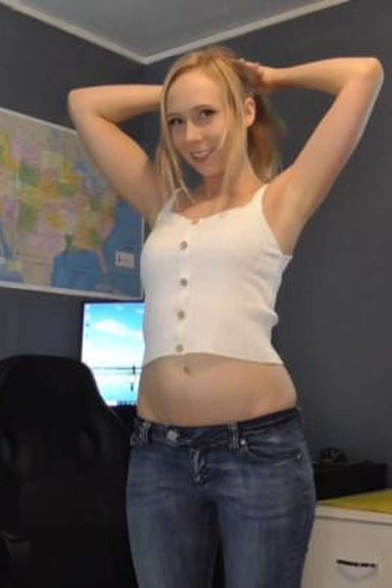 Bellybutton Tease - Screenshot 1 of 4 - Belly Fetish