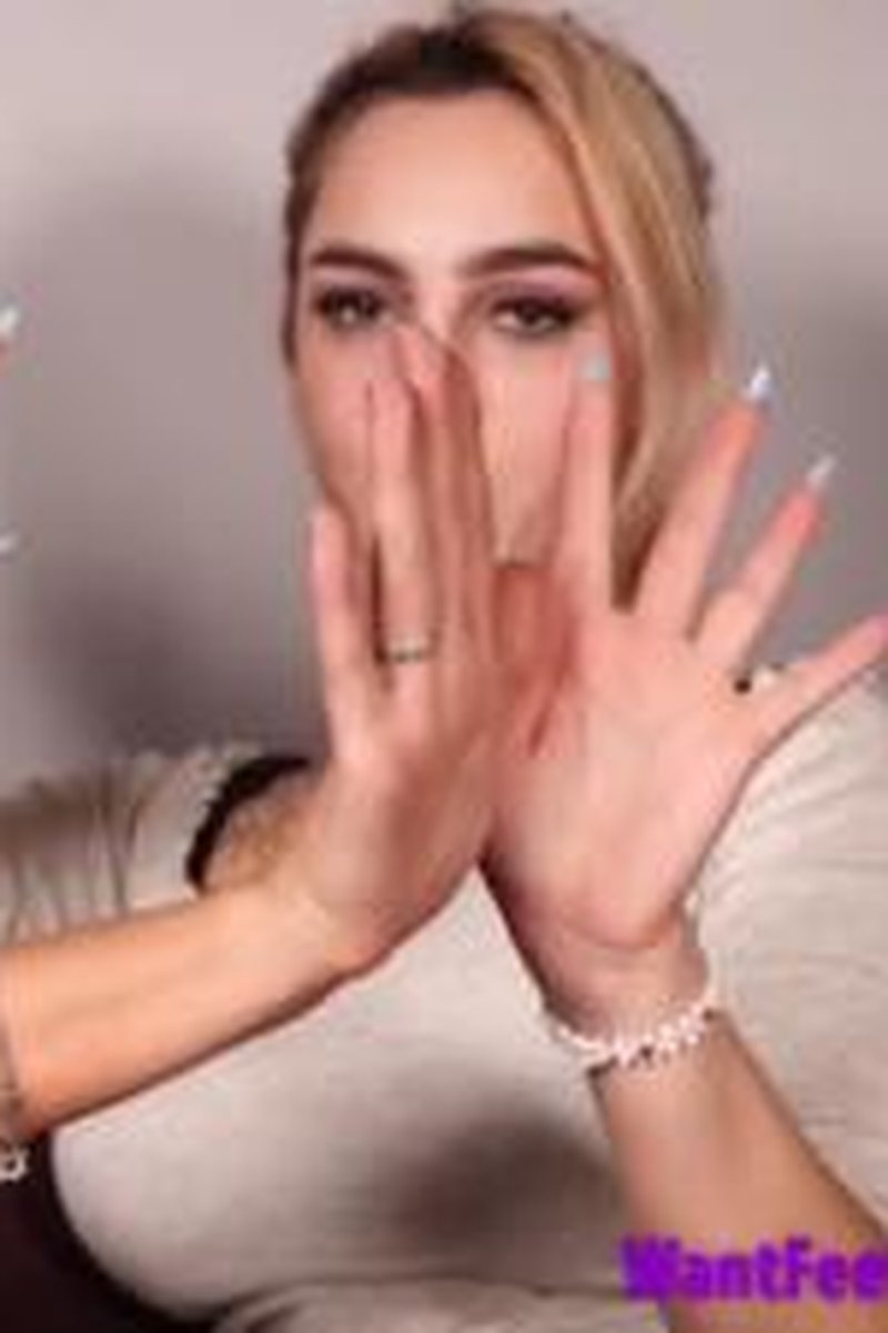 Measuring Hands - Screenshot 1 of 4 - Body Part Comparison