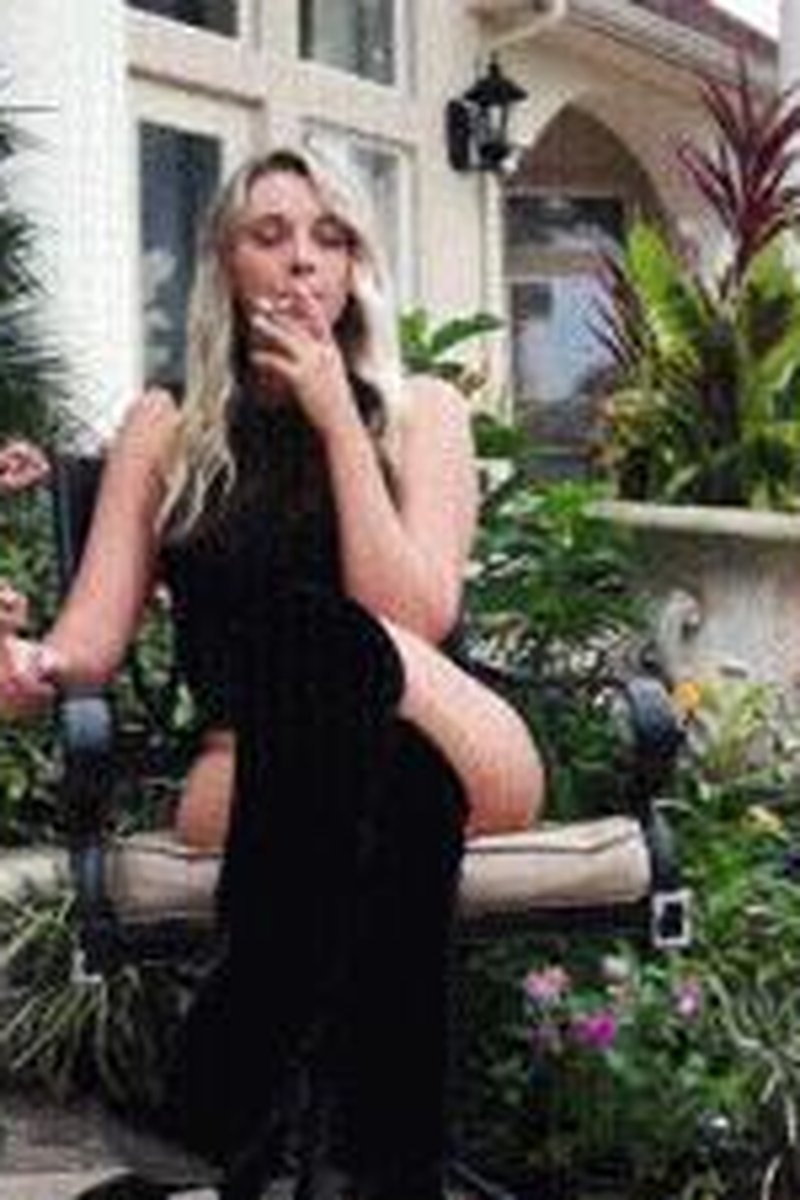 Smoking - Screenshot 1 of 4 - Allie E Knox