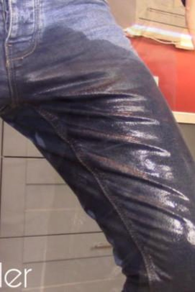 Man Jean Wetting - Screenshot 1 of 4 - Golden Shower