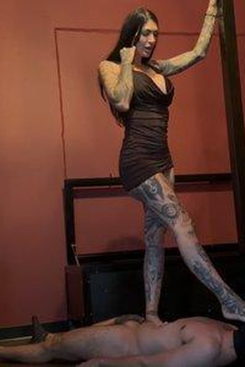 Trampling Nonchalance - Screenshot 1 of 4 - Femdom