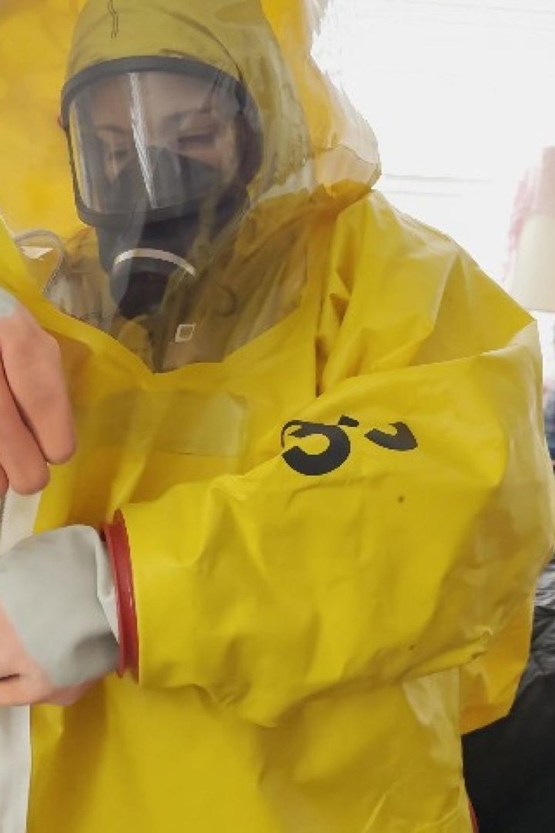 The Hazmat Pixie - A Very Yellow Pixie - Screenshot 1 of 4 - Gasmask