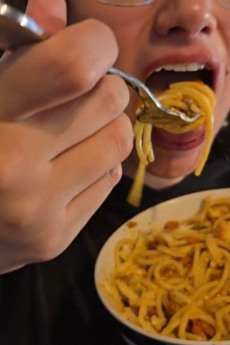 Extra Cheese, Please - Screenshot 1 of 4 - Chewing