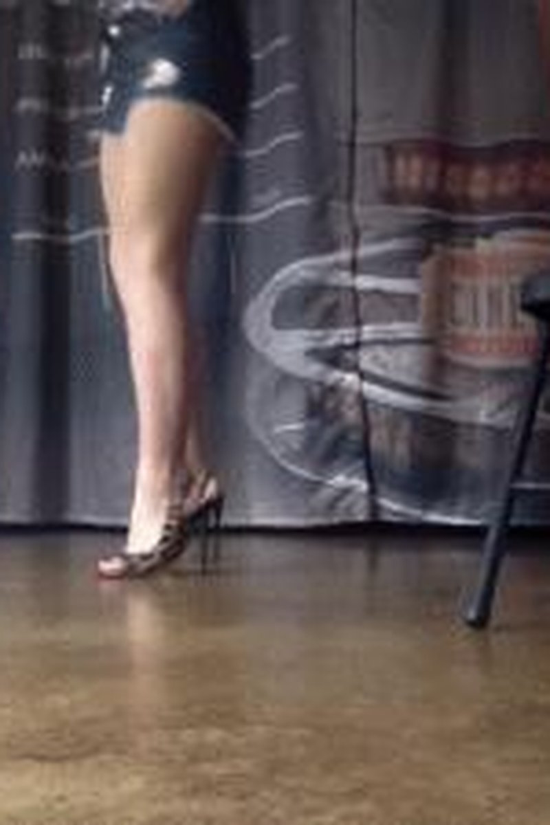 High Heel Modeling - Screenshot 1 of 4 - Calf Muscle Fetish