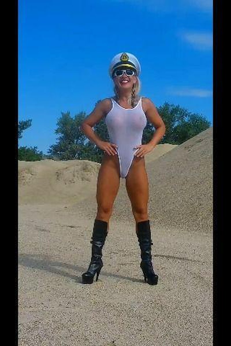 Sexy Captain - Screenshot 1 of 4 - Outdoors