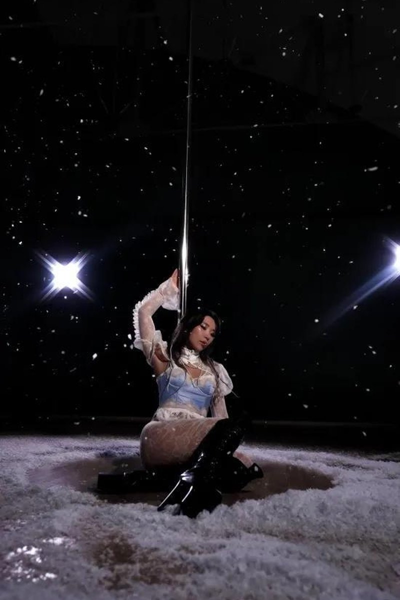 Snow - Screenshot 1 of 4 - Stripper