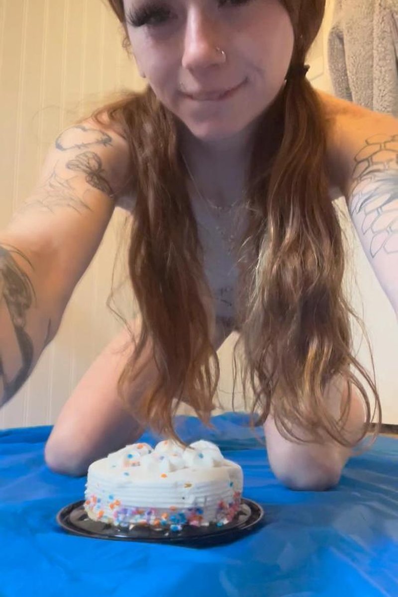 Cake Sitting - Screenshot 1 of 4 - Birthdays
