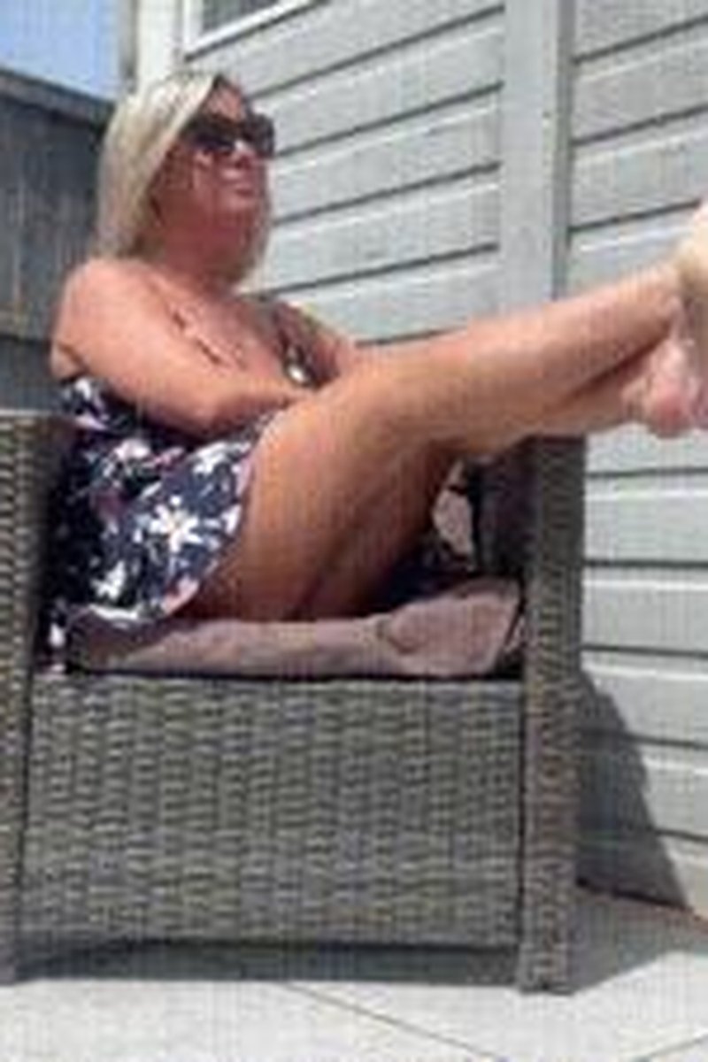 Garden Shoe Dangle - Screenshot 1 of 4 - Foot Fetish