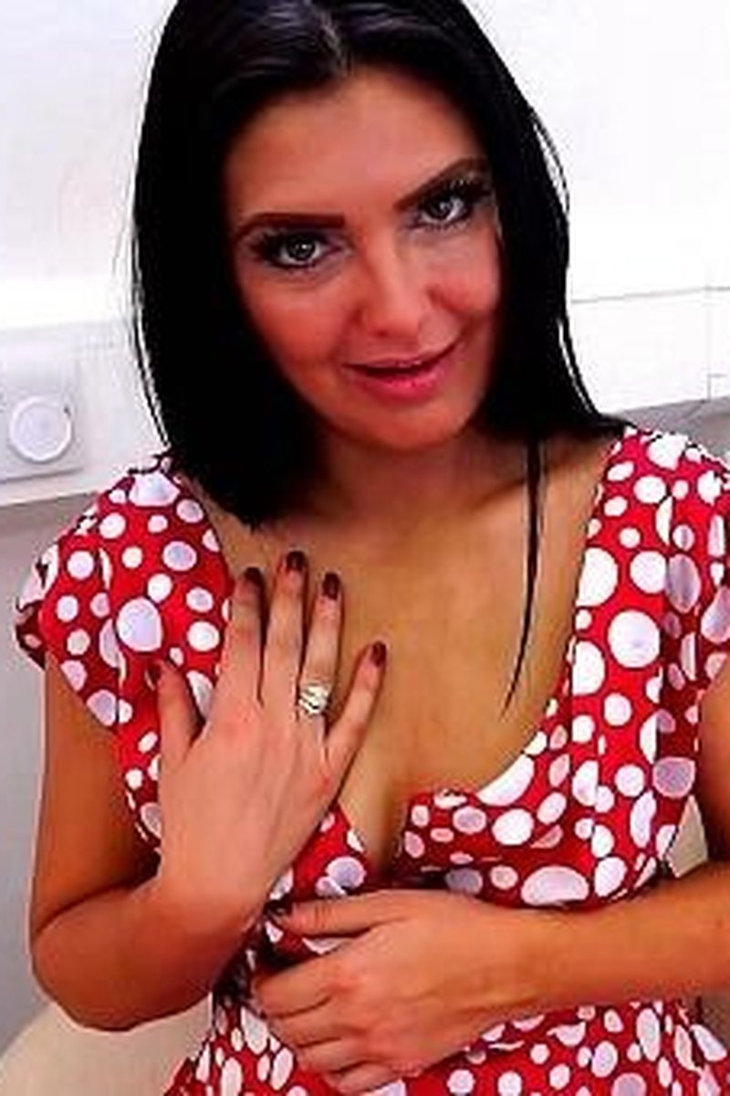 Roxee - Screenshot 1 of 4 - Downblouse