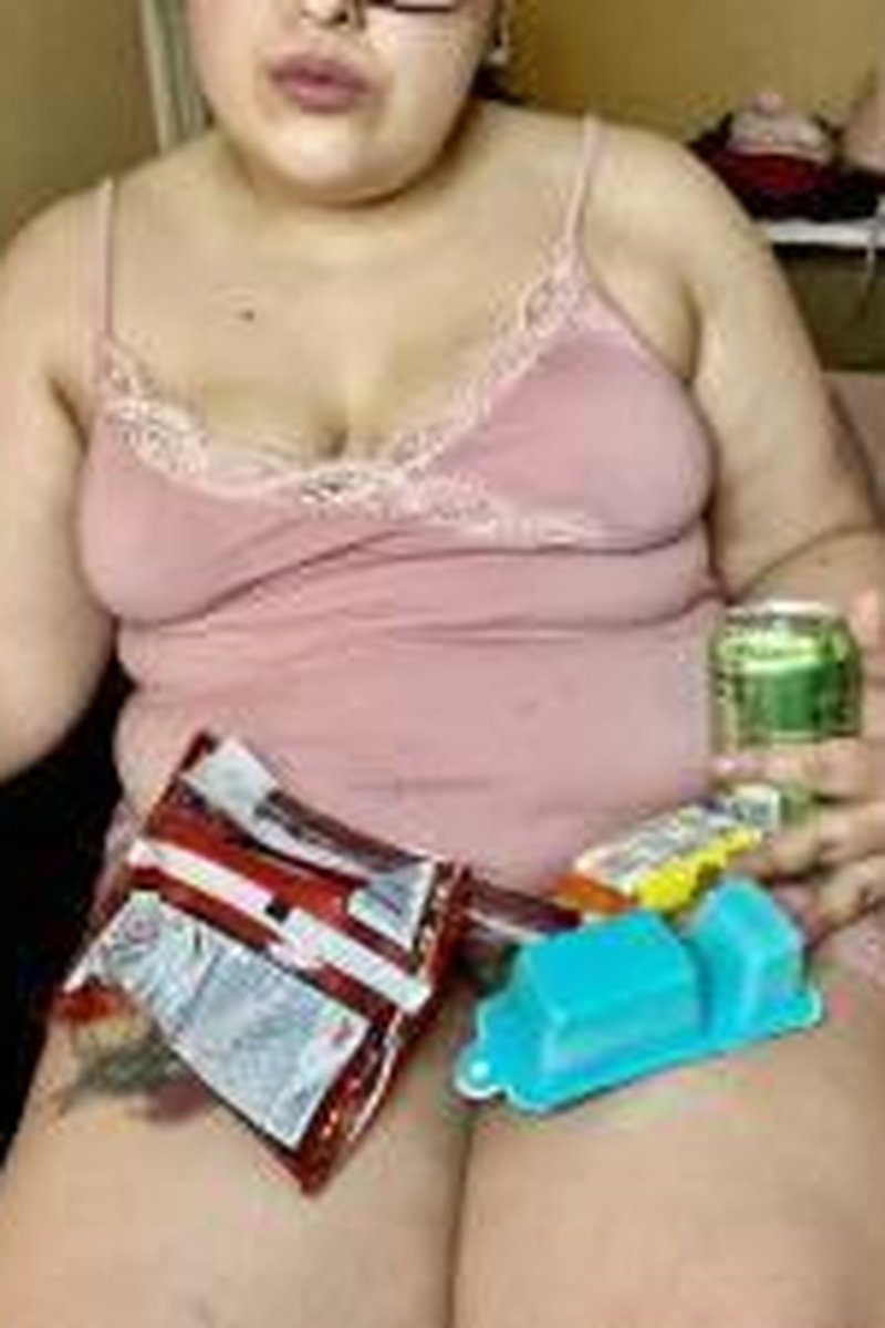 Snacking Sesh - Screenshot 1 of 4 - BBW