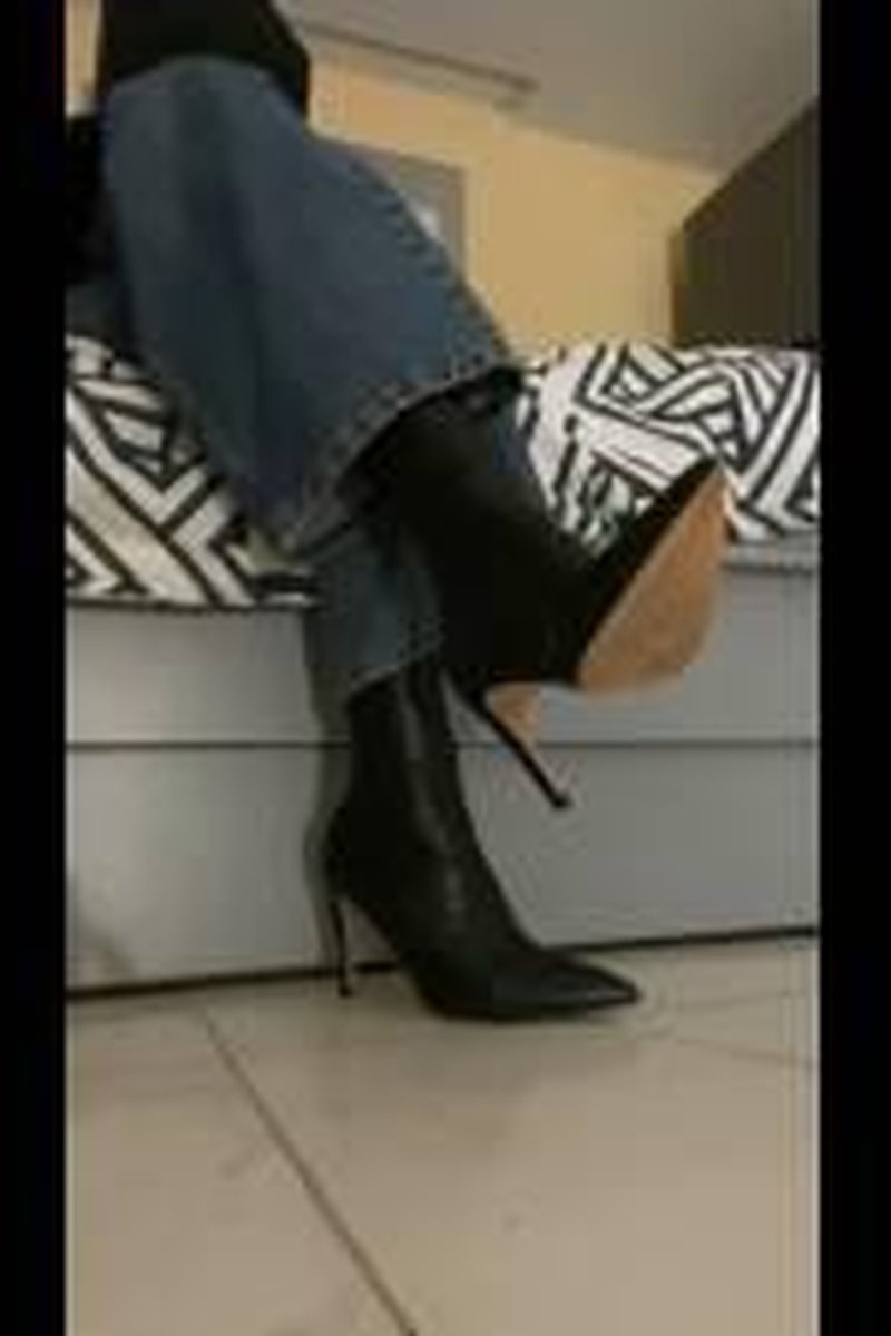 High Heels Tapping - Screenshot 1 of 4 - Bored Ignored