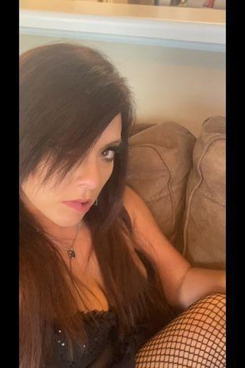 Fishnets And Lashes - Screenshot 1 of 4 - Amateur