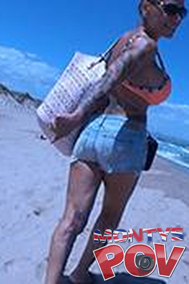 Beach Bitch - Screenshot 1 of 4 - Blowjob