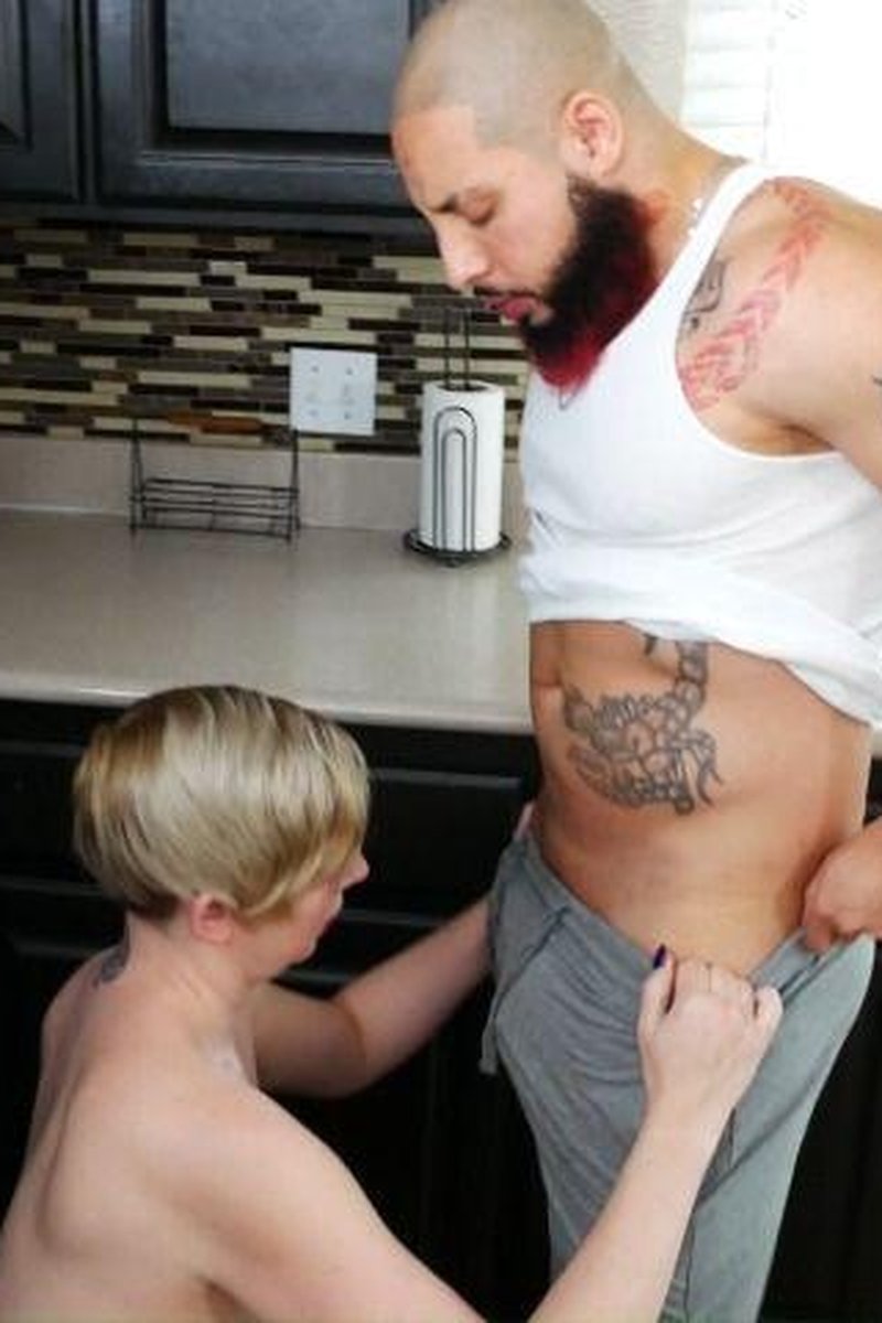 Breakfast & Head - Screenshot 1 of 4 - Blowjob