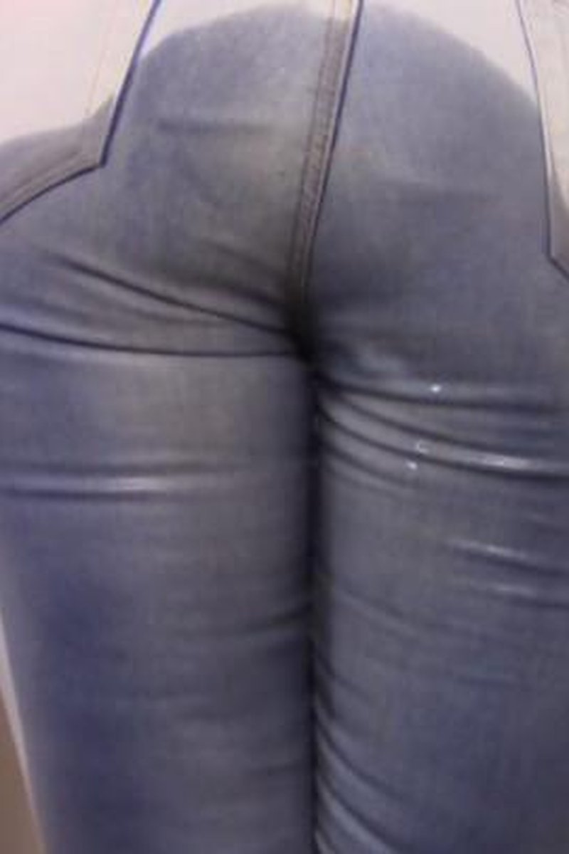 Jeans Wetting While Dancing - Screenshot 1 of 4 - Golden Shower