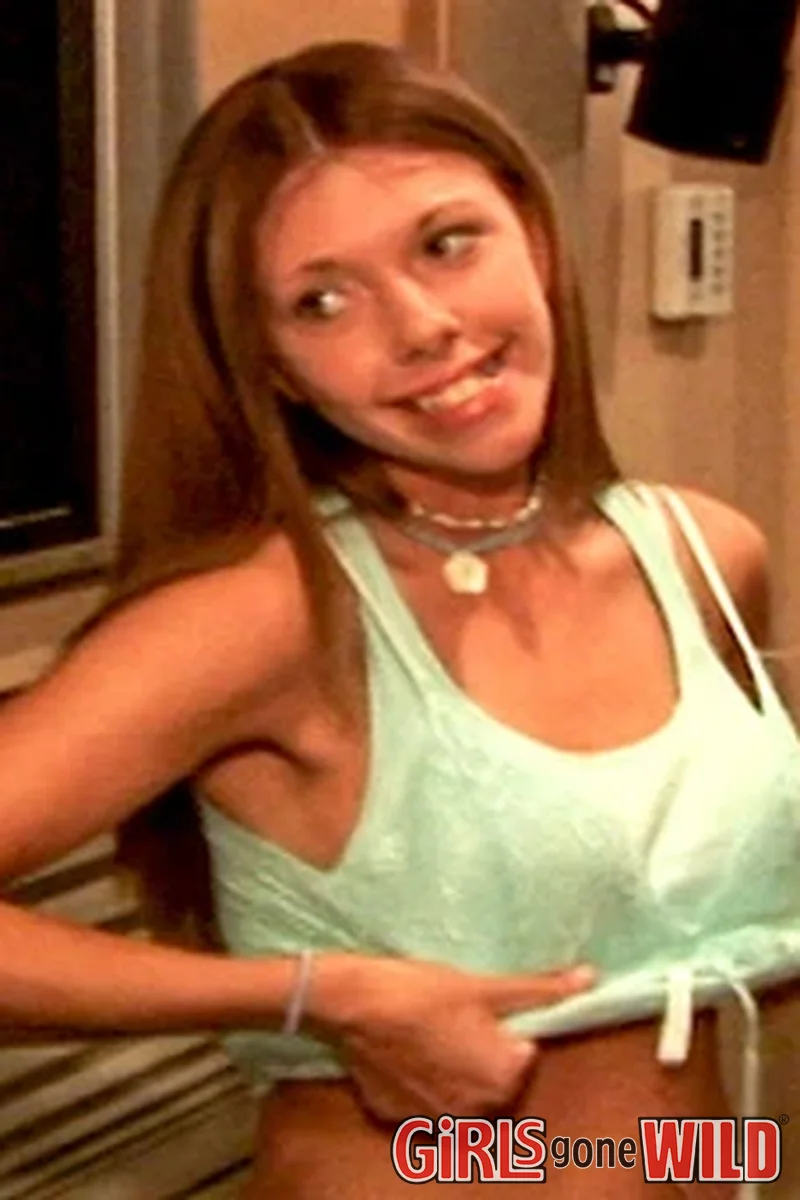 Liz's 34 Double D Tits - Screenshot 1 of 4