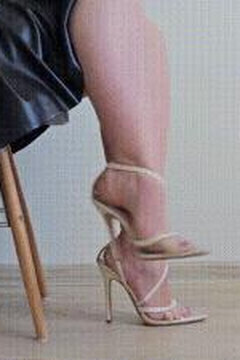 Toe Tapping In Clear Heels - Screenshot 1 of 4 - Jiggle