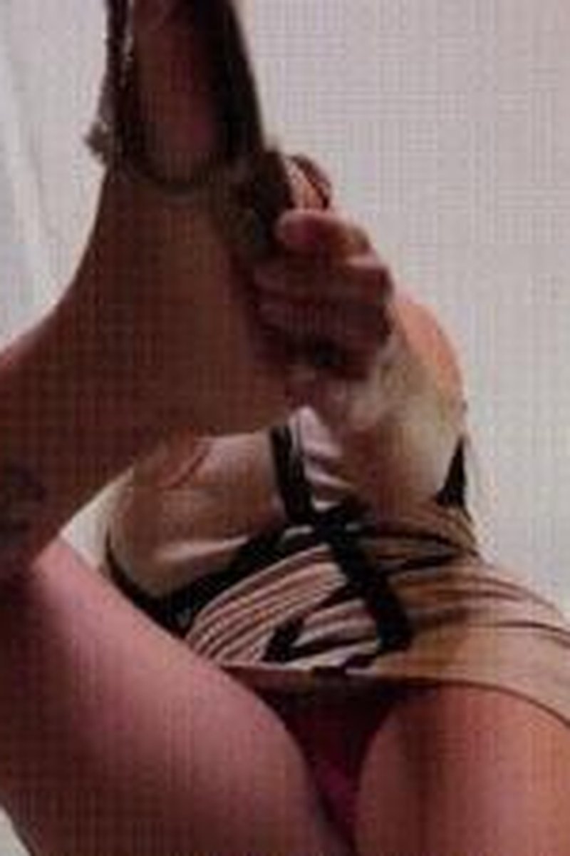 Replaceable Tiny Foot Slave - Screenshot 1 of 4 - Blonde Hair (Female)