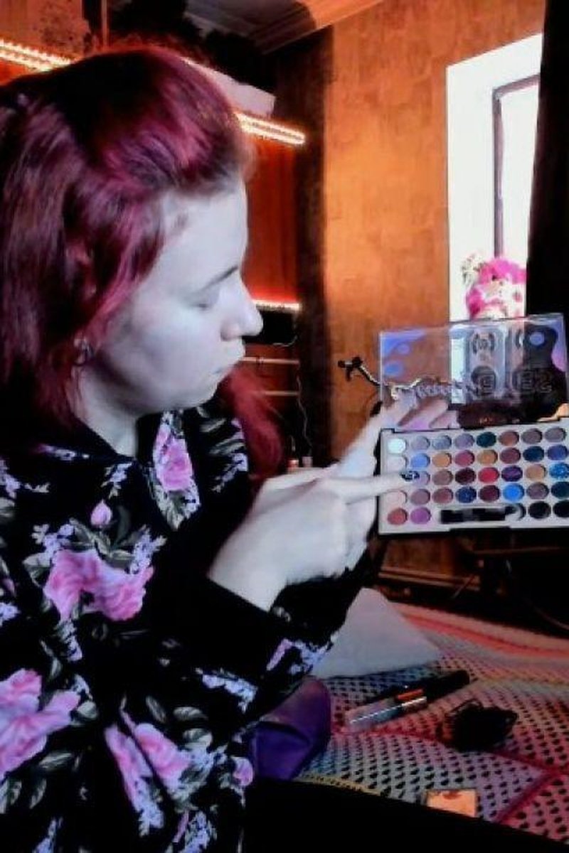 Pink Make Up - Screenshot 1 of 4 - Babes