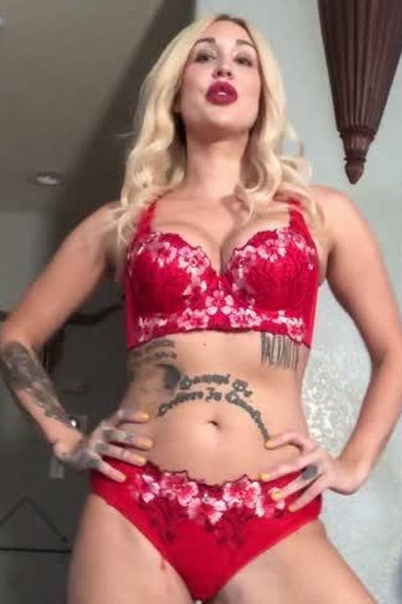 Blonde Bombshell CEI - Screenshot 1 of 4 - Blond Hair