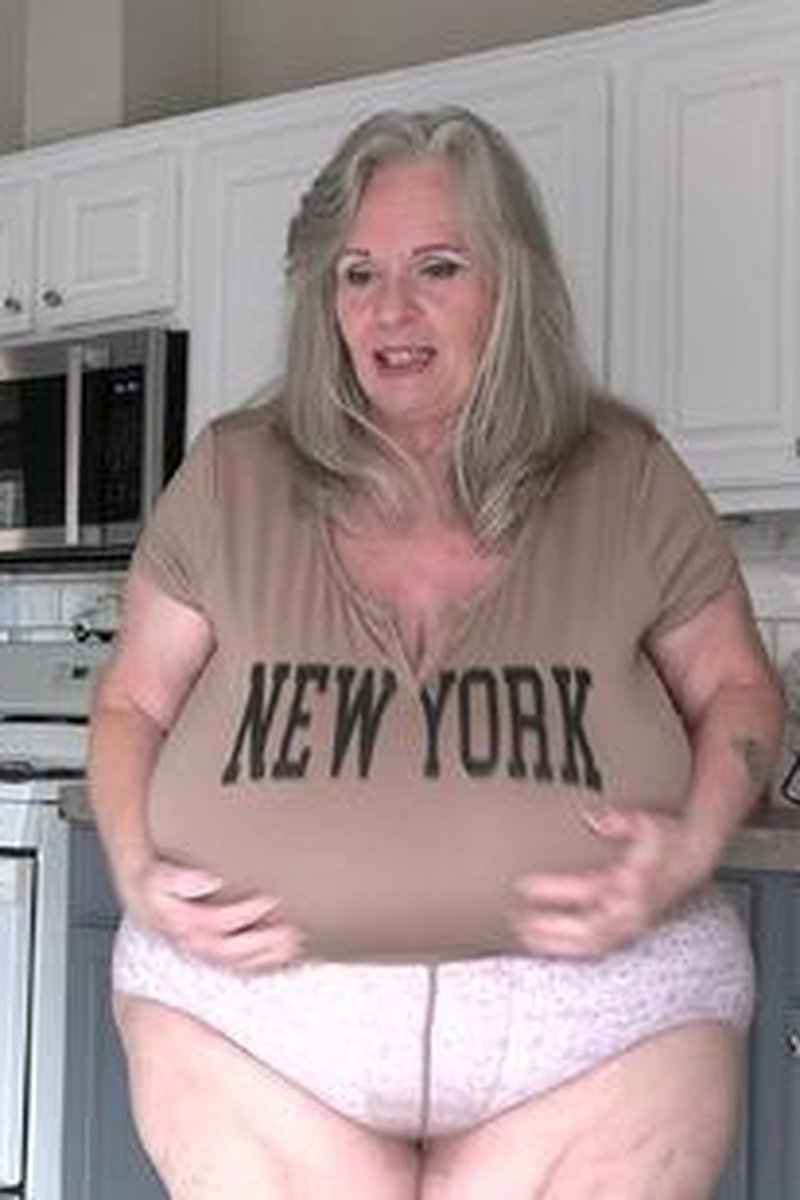 Tits Fall Out - Screenshot 1 of 4 - BBW