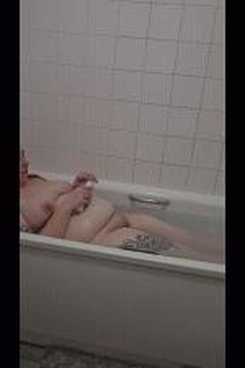 Just A Bath - Screenshot 1 of 4 - Bathroom