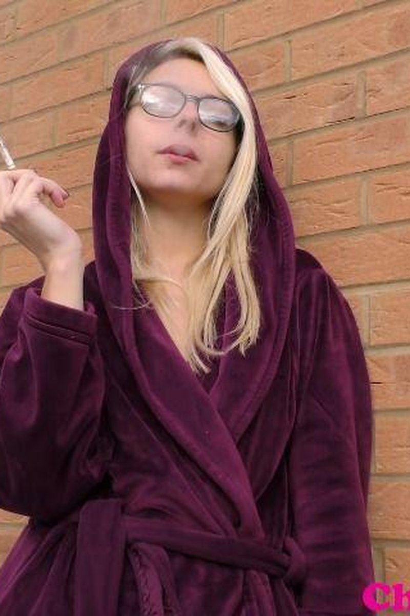 Dressing Smoke - Screenshot 1 of 4 - Blonde Hair (Female)