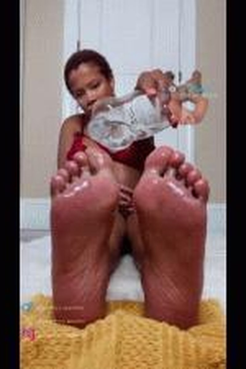 Oily Toes - Screenshot 1 of 4 - Foot Fetish