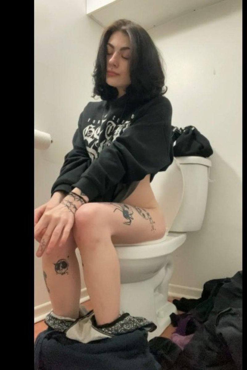 Nighty Pee - Screenshot 1 of 4 - Golden Shower