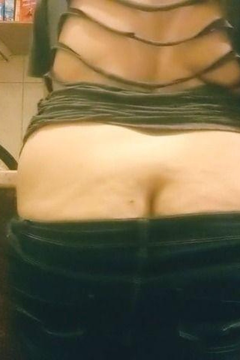 Buttcrack + Dishes - Screenshot 1 of 4 - Ass Fetish