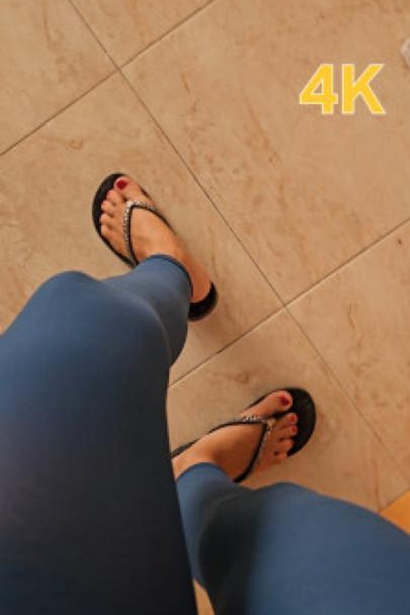 Flip Flop Walking Hard, Dry And Wet - Screenshot 1 of 4 - Babes
