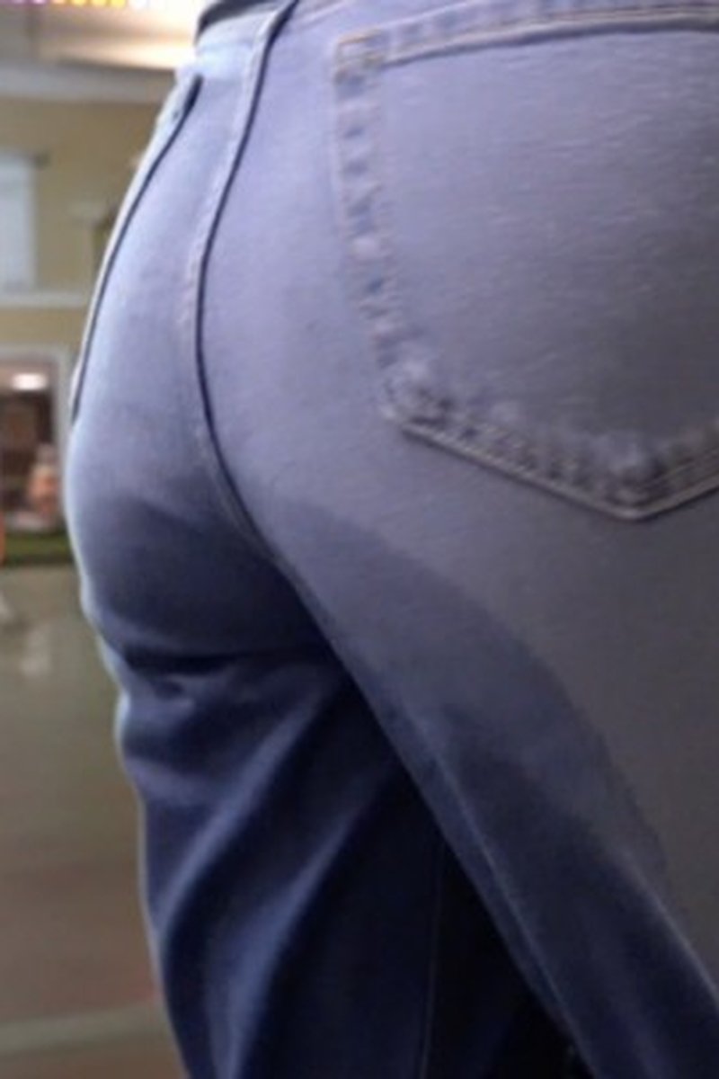 Public Wetting Vlog - Screenshot 1 of 4 - Golden Shower