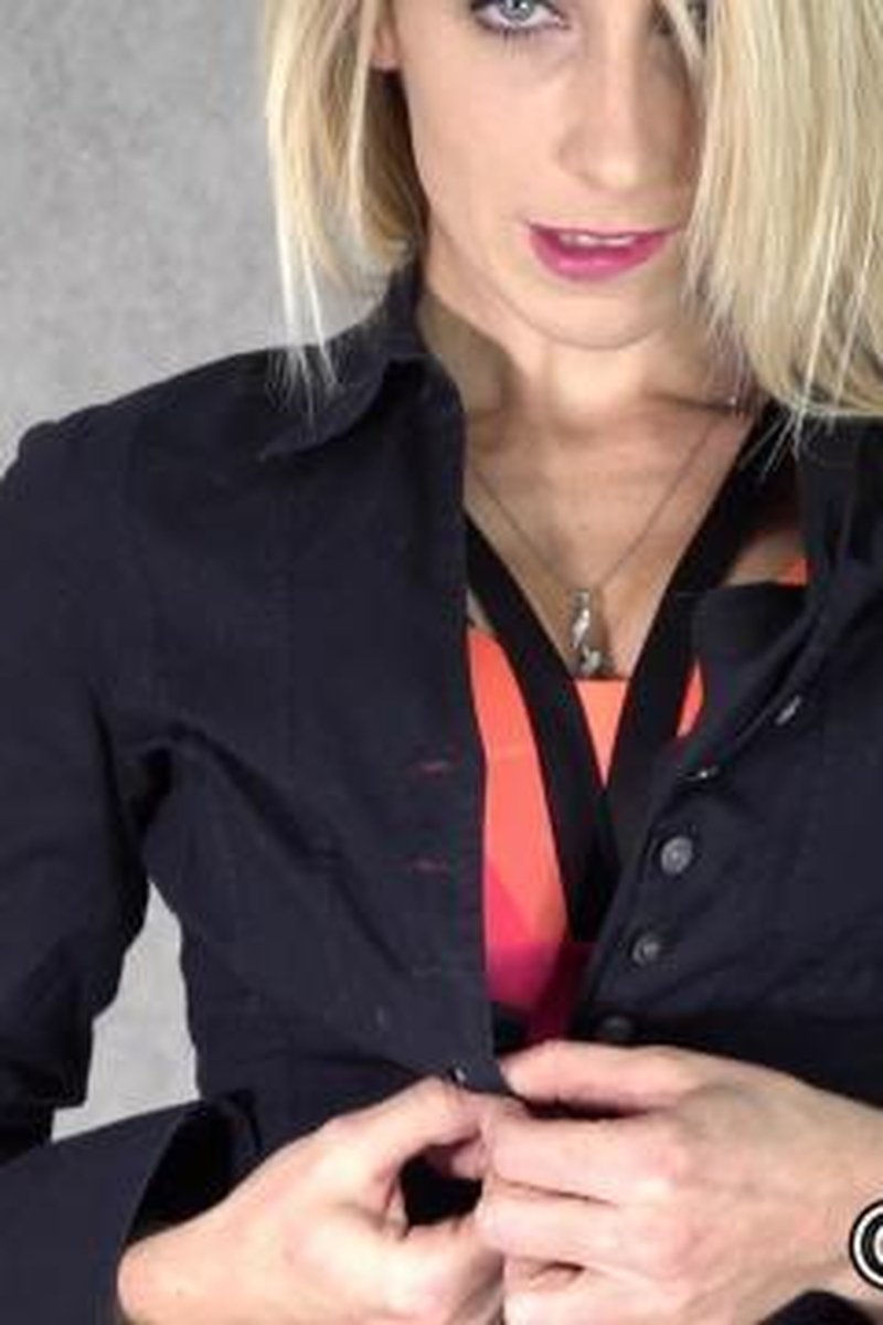 Multilayer Striptease - Screenshot 1 of 4 - Blonde Hair (Female)