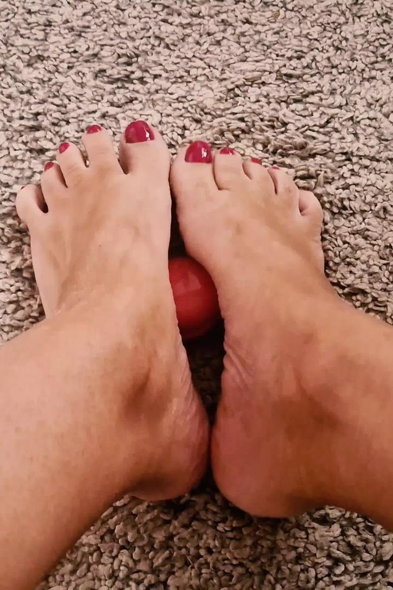 Pretty Toes - Screenshot 1 of 4 - Foot Fetish