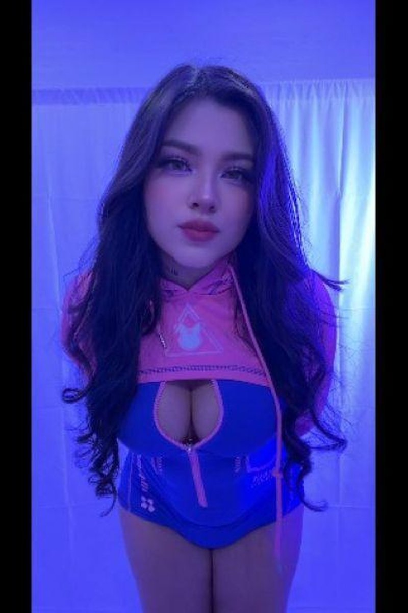 Dva Cosplay - Screenshot 1 of 4 - Big Tits