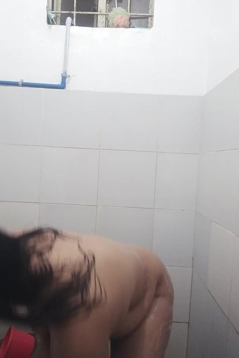 Shower Full - Screenshot 1 of 4 - Natural Tits