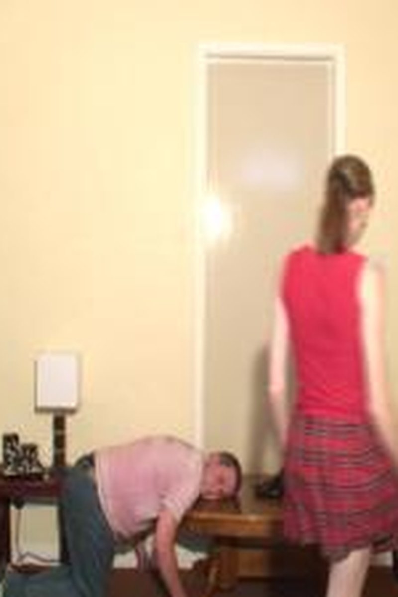 Danielle's Table Head Trample - Screenshot 1 of 4 - Trampling