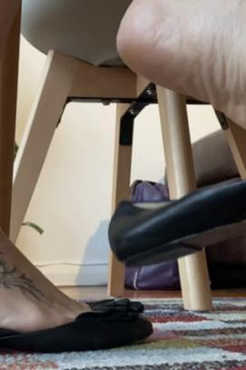 Shoe Play With Anklets - Screenshot 1 of 4 - Feetwonders
