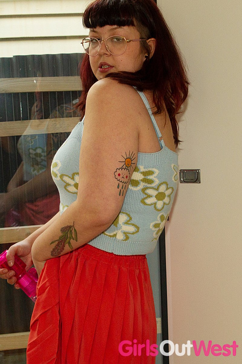 Fern - Skirt Up - Screenshot 1 of 4 - Dancing