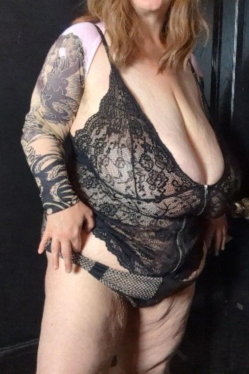 BBW Striptease - Screenshot 1 of 4 - BBW