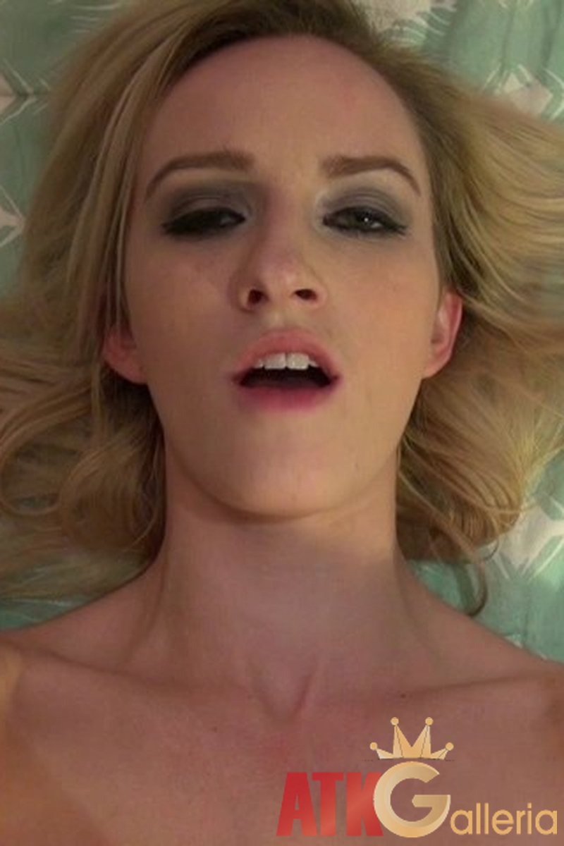 Skylar Green - Virtual Date - Screenshot 1 of 4 - Blond Hair
