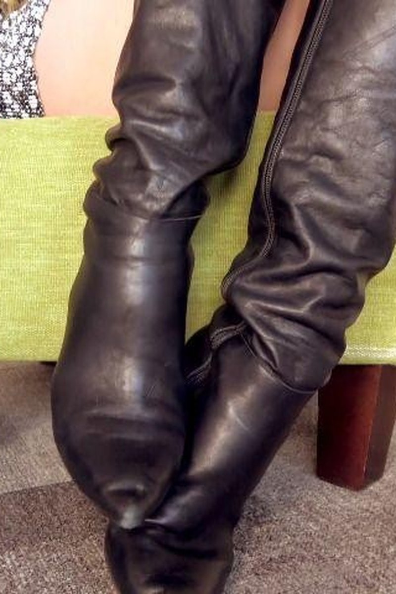 Boot Worship Slave Interview - Screenshot 1 of 4 - Boots