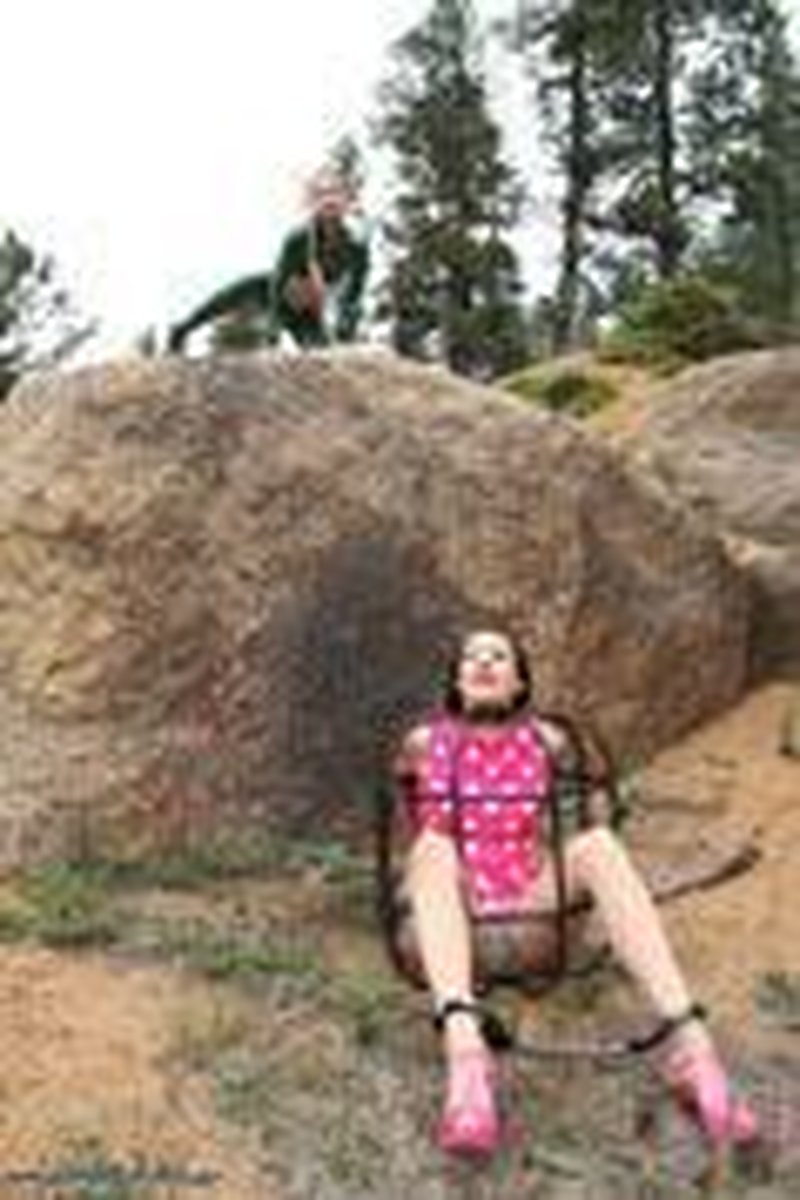 Caged Bait - Screenshot 1 of 4 - Bondage