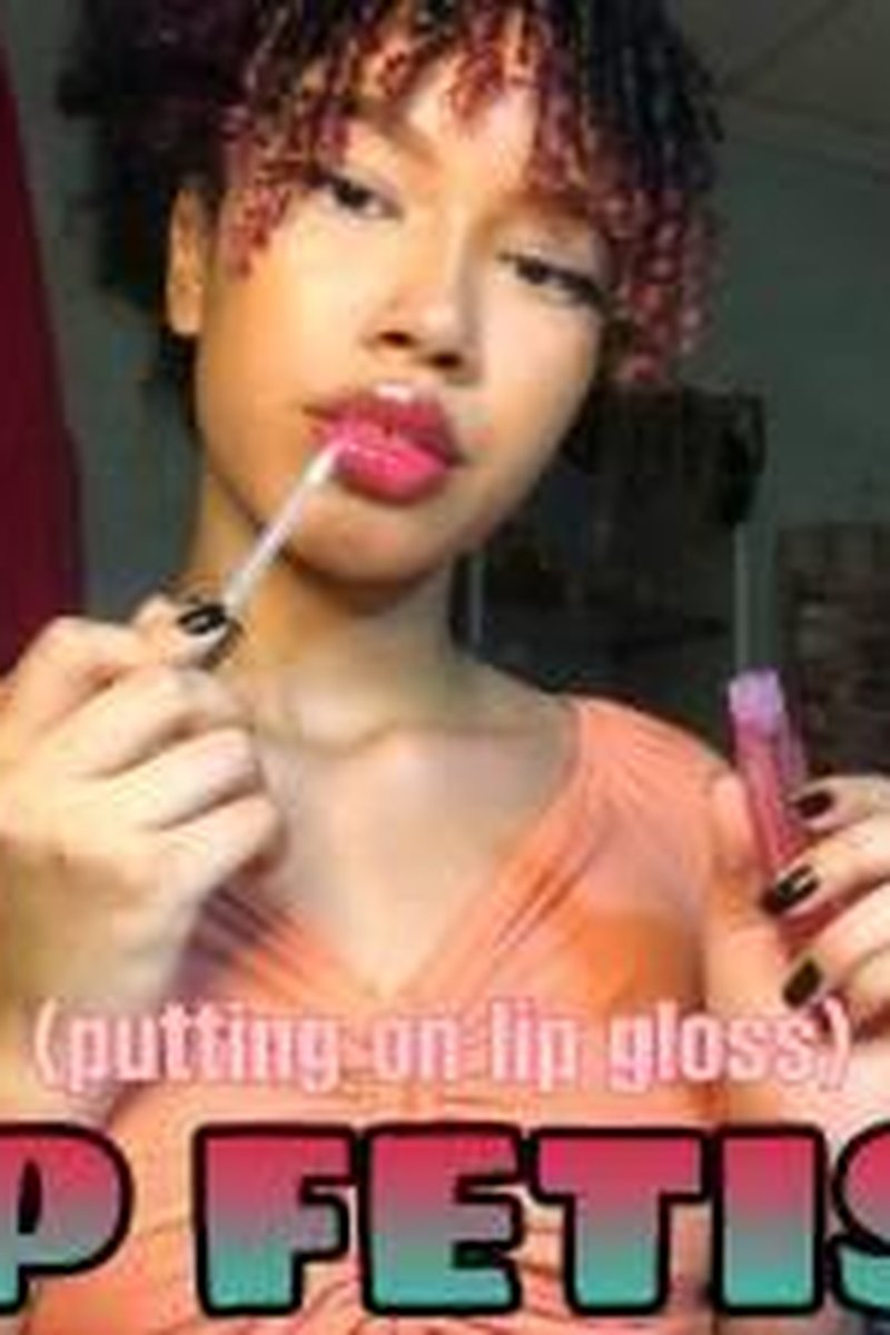 Putting Lipgloss - Screenshot 1 of 4 - Beautiful