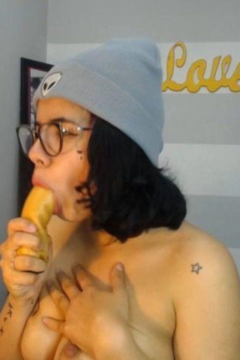 Suck Dildo - Screenshot 1 of 4 - Big Tits
