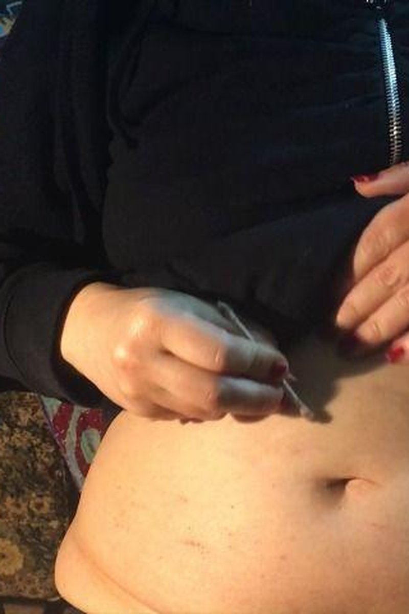 Belly Button Cleaning - Screenshot 1 of 4 - Belly Fetish