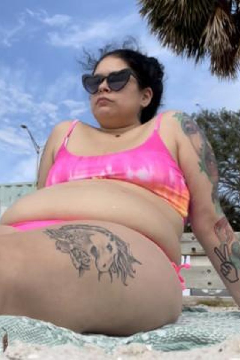 Beach Babe 1 - Screenshot 1 of 4 - Body Worship