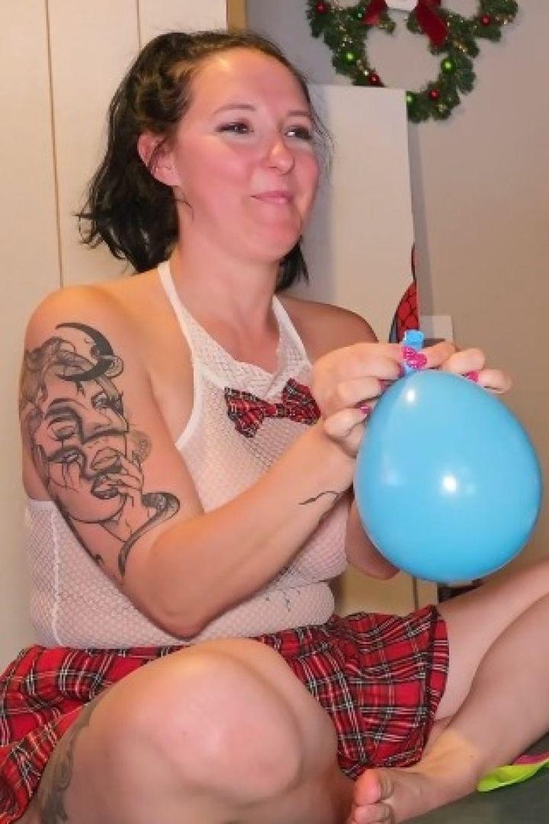 Heli Rose Pops Balloons With Kelly Star - Screenshot 1 of 4 - Balloon Fetish