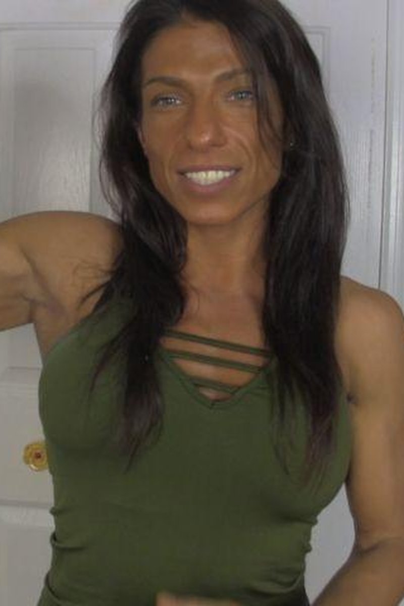 Buff Babe Knocks You Out - Screenshot 1 of 4 - Action & Fighting
